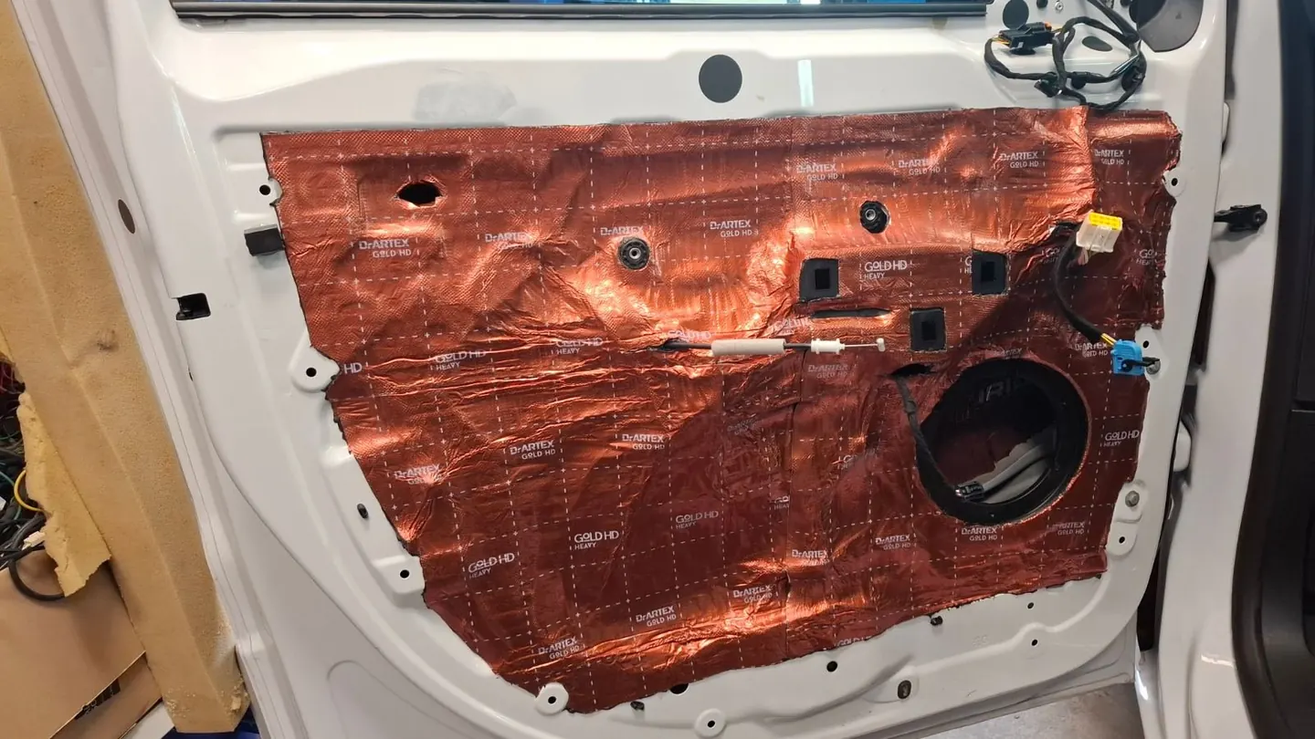 Drzwi wyklejone matą aluminiowo-butylową z zamkniętymi otworami serwisowymi