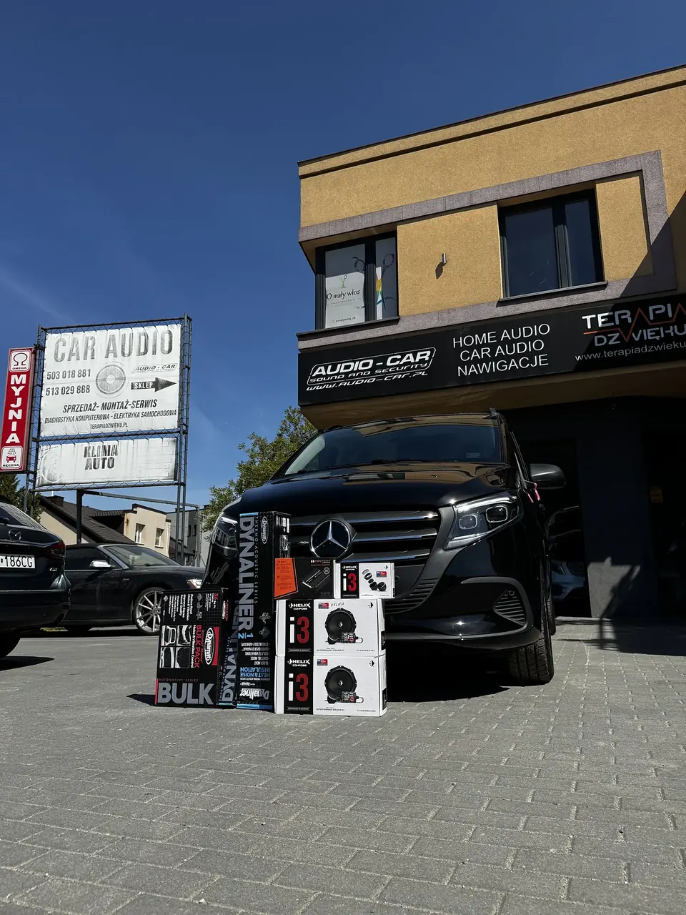 Mercedes klasy V przed salonem Audio Car w Kielcach